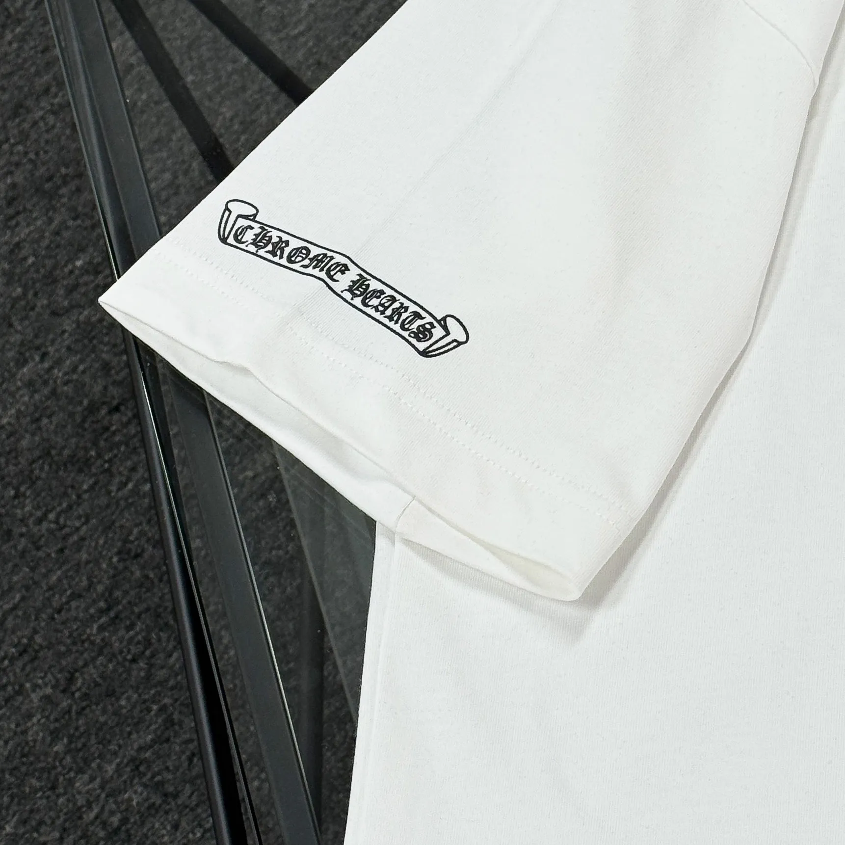 P180 Chrome Hearts Chrome Hearts 25 high version. The fabric is made of 300 grams of high-density pure cotton. It does not deform or shrink. It has three labels. It is the same style for men and women. Technology: digital direct-injection printing. Color: white, black. SIZE: S-XL.